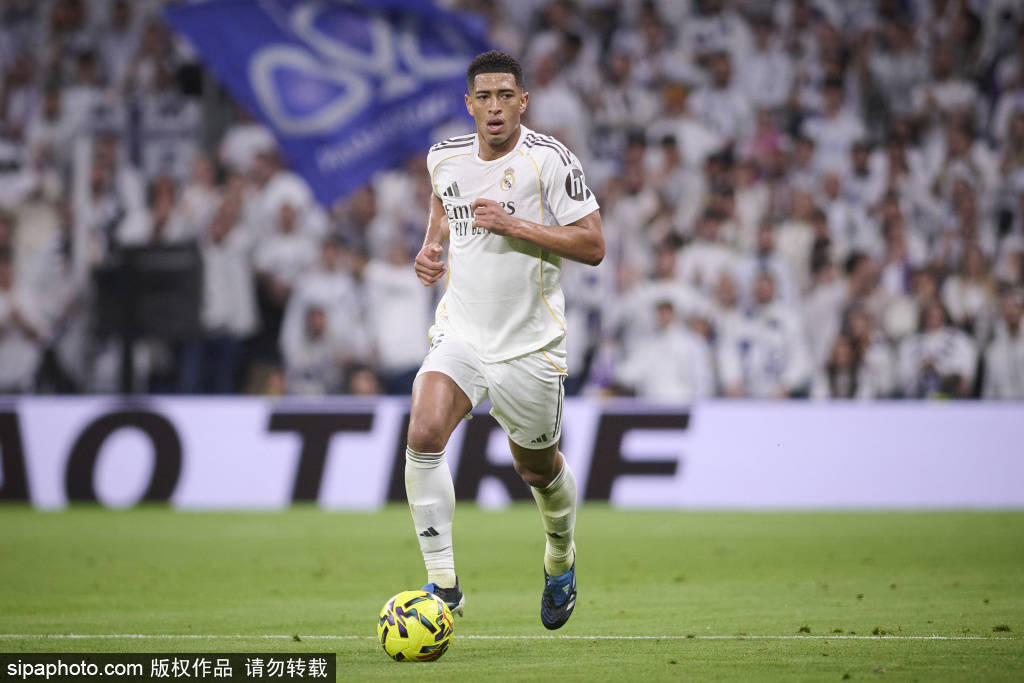 欧冠战术分析：安切洛蒂的‘伪九号陷阱’如何影响皇马与巴萨的经典对决？